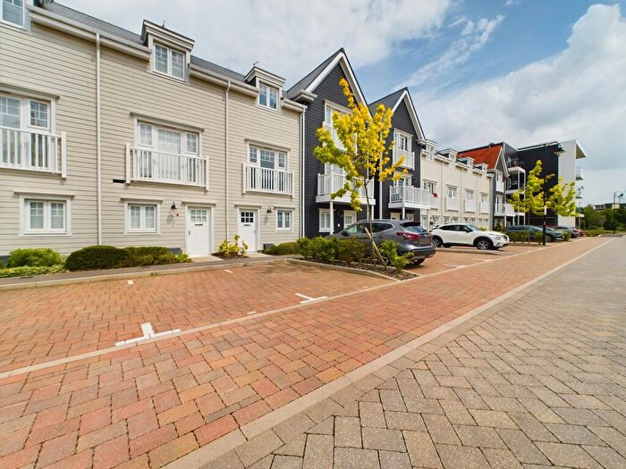 4 Bedroom Town House To Rent In Sunapee Road, Reading, RG2