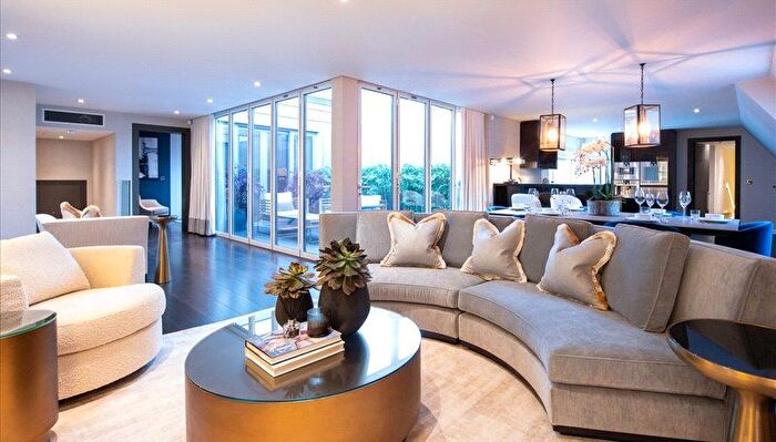2 Bedroom Flat To Rent In Duke Street, Mayfair, London, W1K