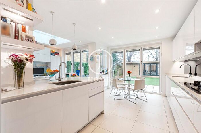 5 Bedroom Semi-Detached House For Sale In Park View Gardens, London, NW4