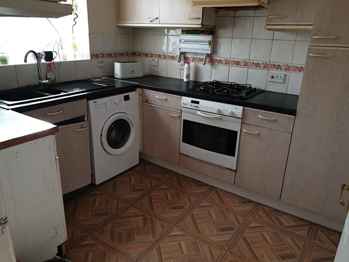 3 Bedroom Semi-Detached House To Rent In Bluebell Way, Ilford, IG1