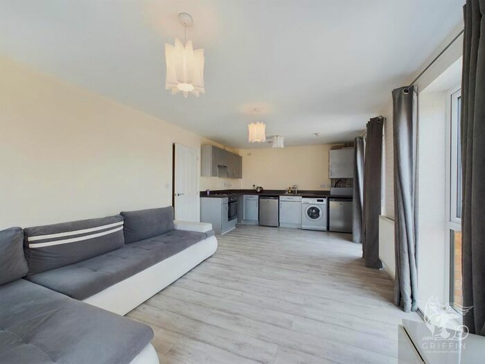 2 Bedroom Flat To Rent In Fairlane Drive, South Ockendon, RM15