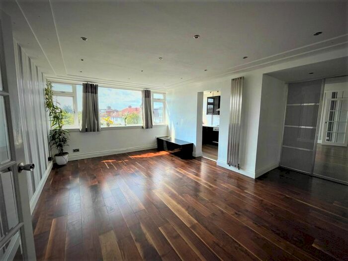 2 Bedroom Flat To Rent In Ashurst Drive, Ilford, Essex, IG6