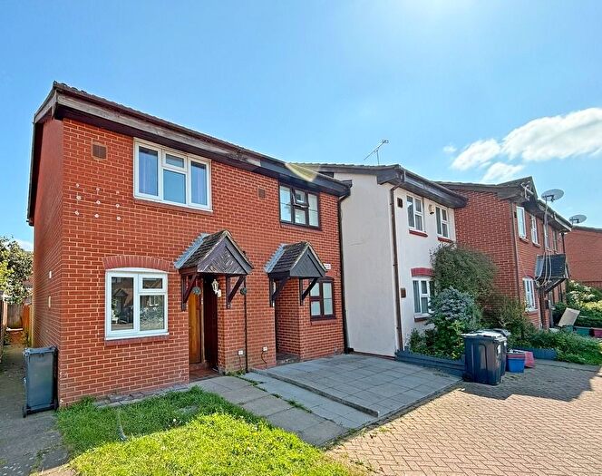 2 Bedroom End Terrace House To Rent In Linslade Close, Hounslow, TW4