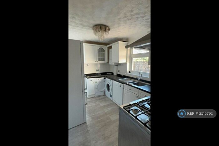 5 Bedroom Semi-Detached House To Rent In Slough, Slough, SL1