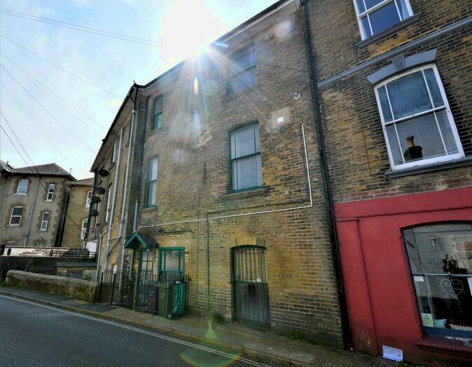 3 Bedroom Apartment To Rent In Pier Street, Ventnor, PO38