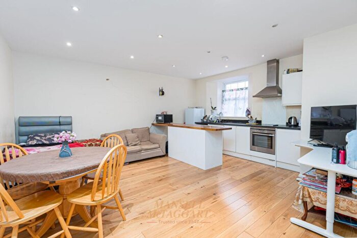 1 Bedroom Flat For Sale In Cantelupe Road, East Grinstead, RH19