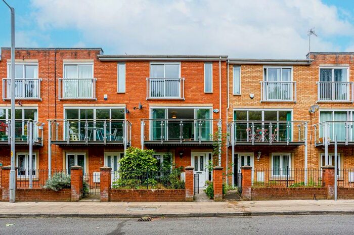 4 Bedroom Town House To Rent In St Nicholas Road, Hulme, Manchester, M15