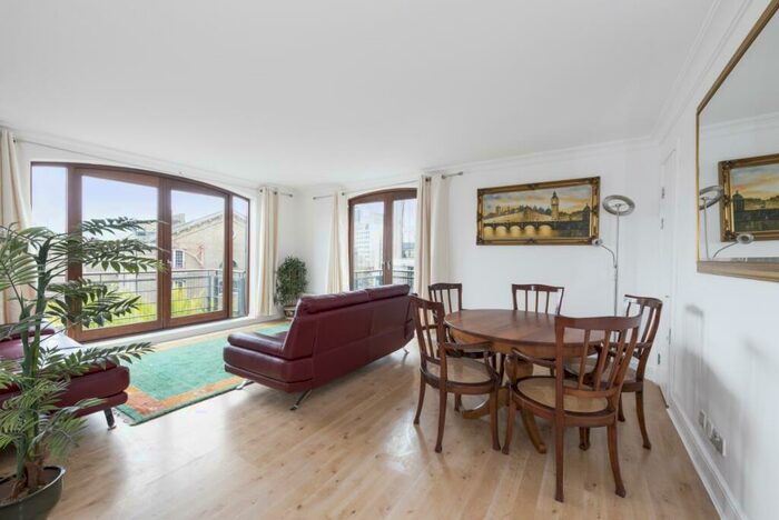 2 Bedroom Flat To Rent In Sanderling Lodge, Star Place, City Quay, London, E1W