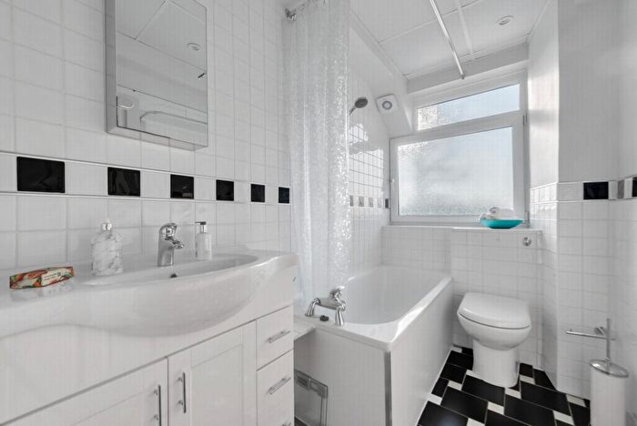 1 Bedroom Flat For Sale In Oakcroft Court, Liskeard Gardens, Blackheath, SE3