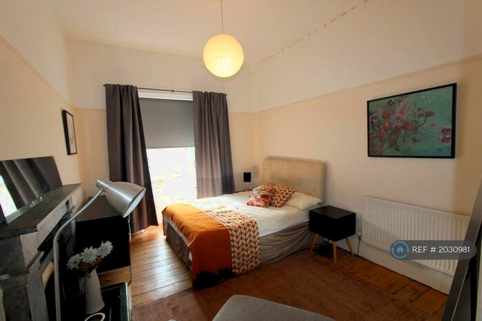 3 Bedroom Flat To Rent In Rose St, Glasgow, G3