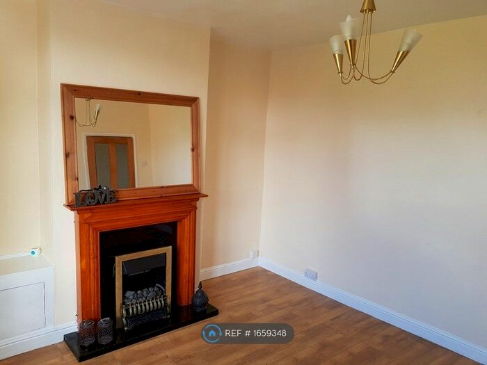 3 Bedroom Semi-Detached House To Rent In The Acres, Chesterfield, S45