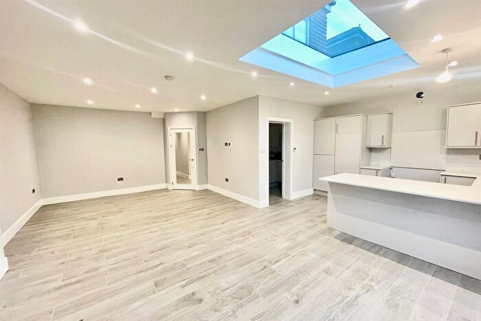 4 Bedroom Bungalow To Rent In Willow Gardens, Ruislip, HA4