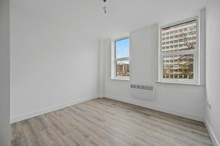 2 Bedroom Flat To Rent In The Grove, Slough, Berkshire, SL1