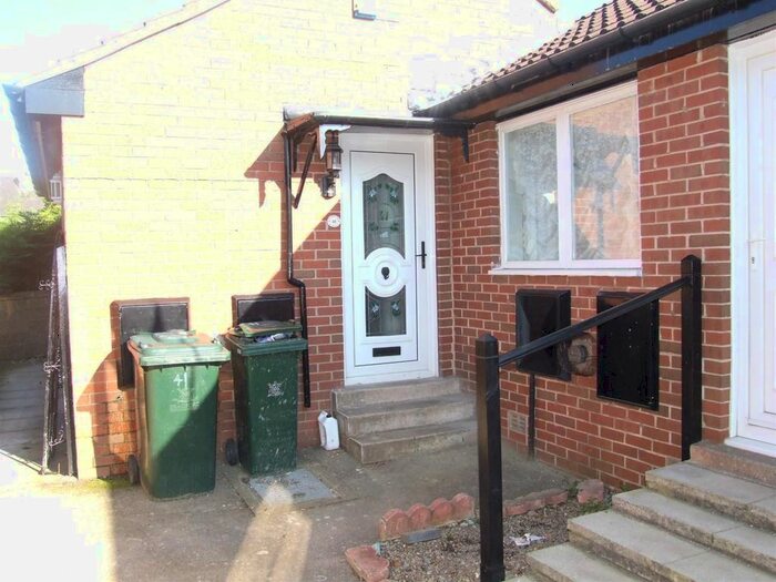 3 Bedroom Bungalow To Rent In Duchywood, Bradford, BD9