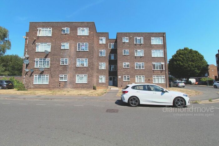 2 Bedroom Flat To Rent In Arborfield Close, Slough, SL1