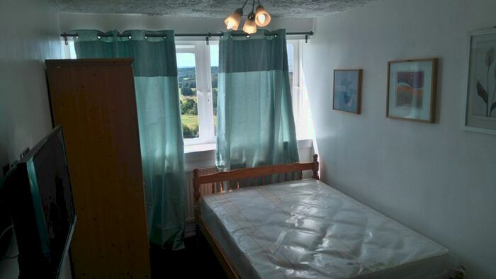 3 Bedroom Flat To Rent In Fontley Way, London, SW15