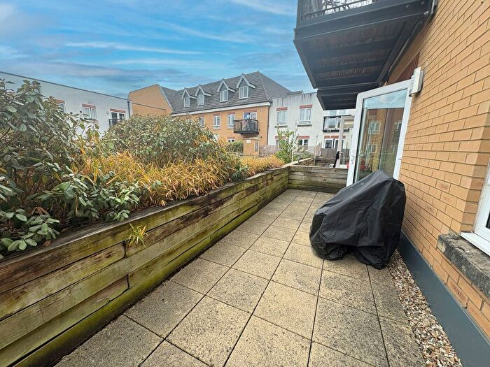 1 Bedroom Flat For Sale In Featherstone Road, Southall, UB2