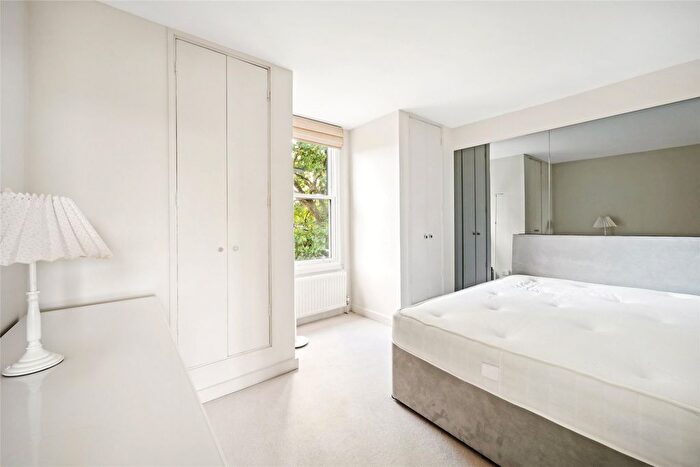 3 Bedroom Flat To Rent In Old Church Street, London, SW3