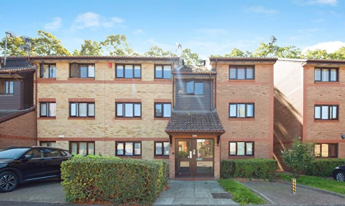 2 Bedroom Maisonette For Sale In Waterside Close, Barking, IG11
