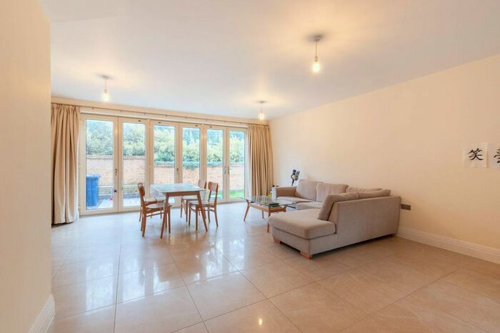 4 Bedroom Semi-Detached House To Rent In Hepburn Place, Acton, London, W3