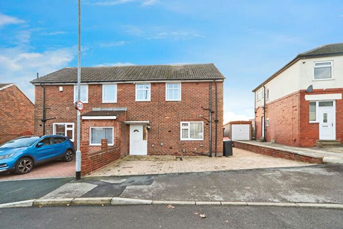 3 Bedroom Semi Detached House For Sale In Poplar Rise, Leeds, LS13