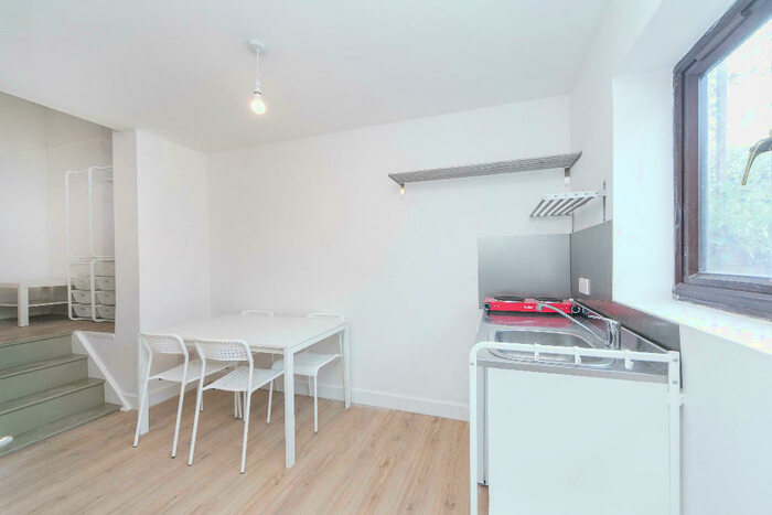 Studio To Rent In Ravensbourne Park, London, SE6