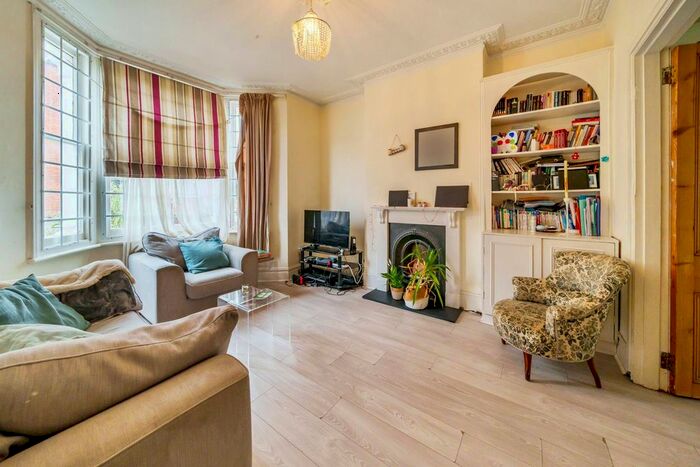 3 Bedroom Flat To Rent In Gowrie Road, Battersea, London, SW11
