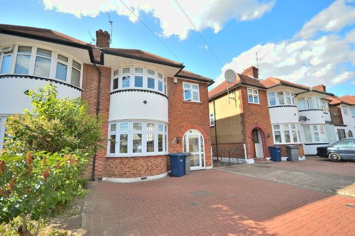 3 Bedroom Semi-Detached House To Rent In Chase Way, London, N14
