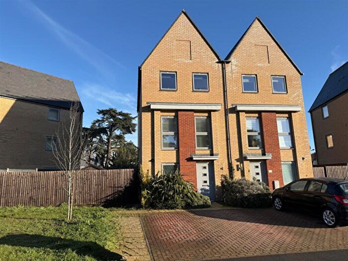 3 Bedroom Semi Detached House For Sale In Ribbans Park Road, Ipswich, IP3