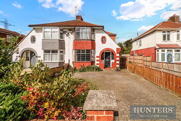 3 Bedroom Semi Detached House For Sale In Brockenhurst Avenue, Worcester Park, KT4