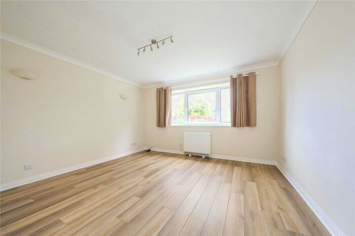 2 Bedroom Flat For Sale In Charter Court, Linden Grove, New Malden, KT3