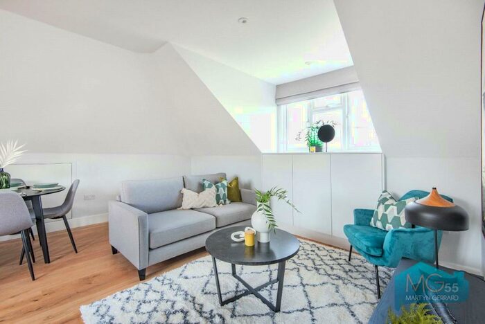 2 Bedroom Apartment To Rent In Fairfield Close, North Finchley, London, N12