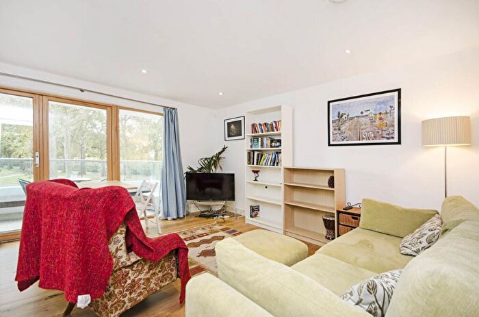 2 Bedroom Flat To Rent In Downs Road, Hackney Downs, London, E5