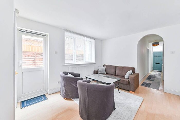 2 Bedroom Flat To Rent In Crimsworth Road, Battersea, London, SW8