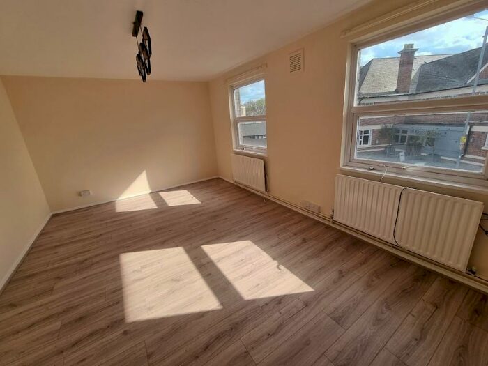 3 Bedroom Flat To Rent In High Street, Hornchurch, London, RM11