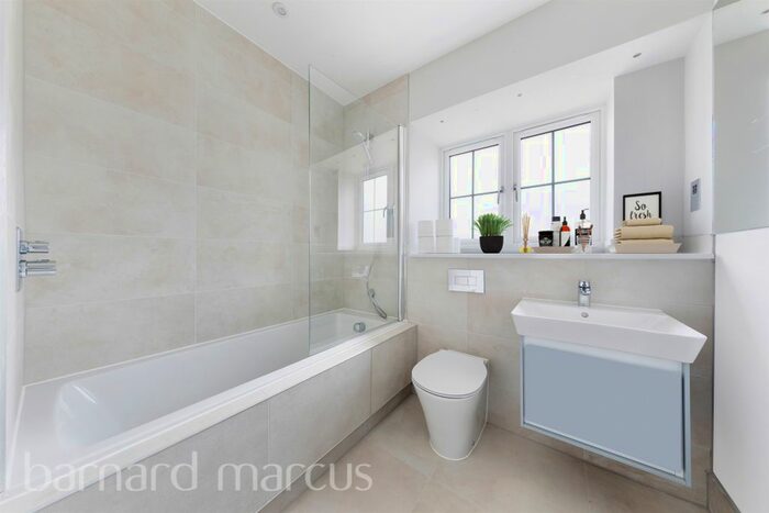 3 Bedroom Semi-Detached House For Sale In Whyteleafe Road, Caterham, CR3