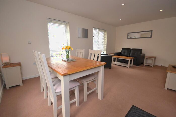 2 Bedroom Flat To Rent In Gweal Avenue, Reading, Berkshire, RG2