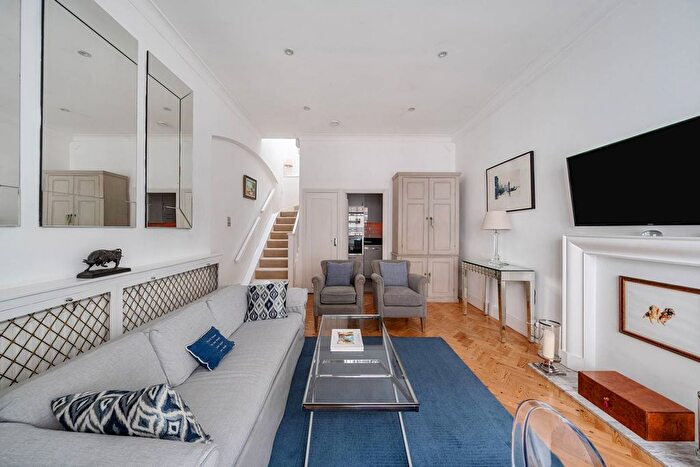 1 Bedroom Mews To Rent In Eaton Terrace Mews, Belgravia, London, SW1W