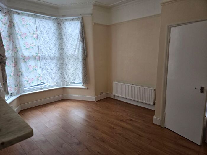 2 Bedroom Flat To Rent In De Vere Gardens, Ilford, IG1