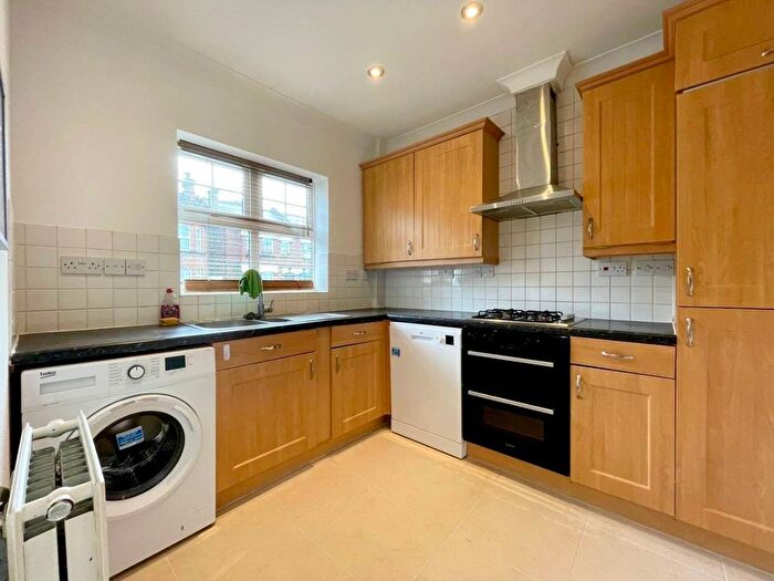 4 Bedroom Semi-Detached House To Rent In Dale Grove, North Finchley, N12