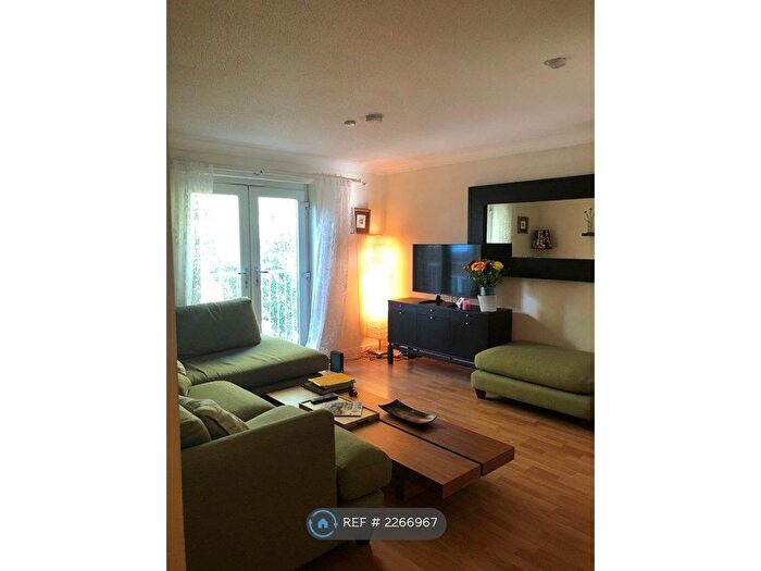 2 Bedroom Flat To Rent In Porchfield Square, Manchester, M3