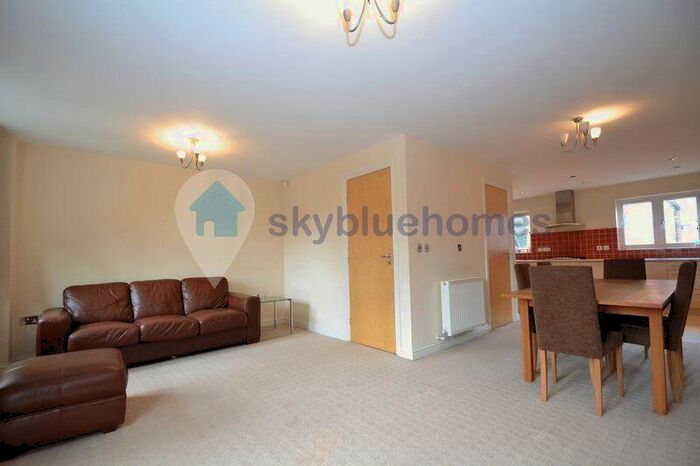 4 Bedroom Town House To Rent In Scholars Walk, Leicester, LE2