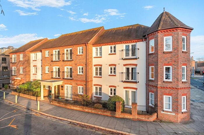 2 Bedroom Flat For Sale In Deanery Close, Chichester, PO19