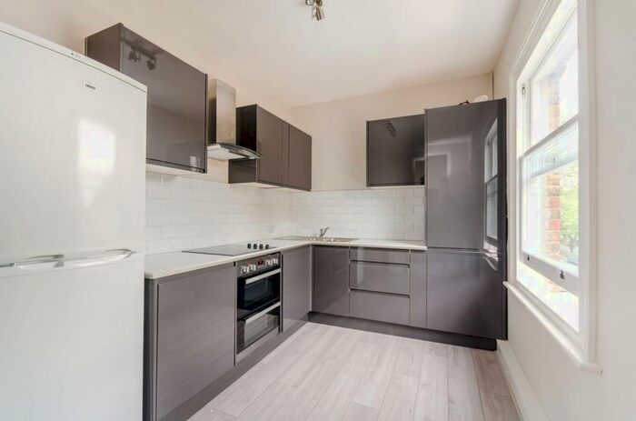 2 Bedroom Flat To Rent In High Street, Penge, London, SE20