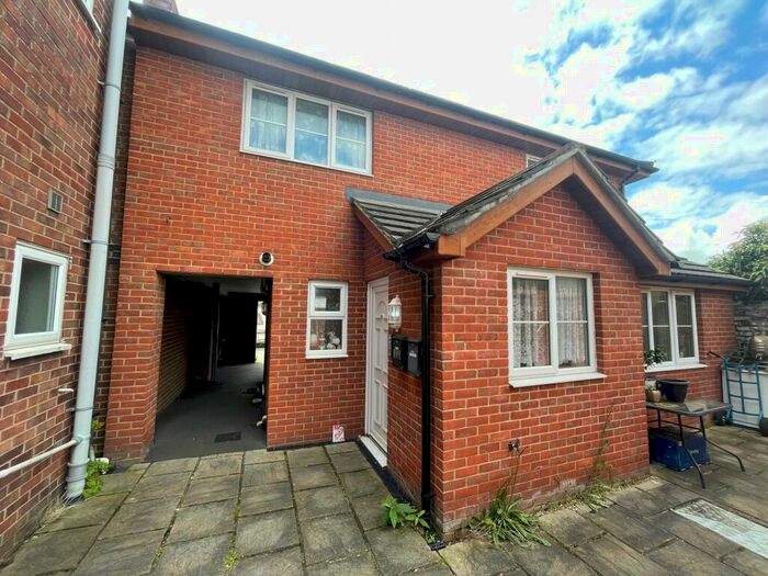 1 Bedroom Apartment To Rent In Jamaica Place, PO12