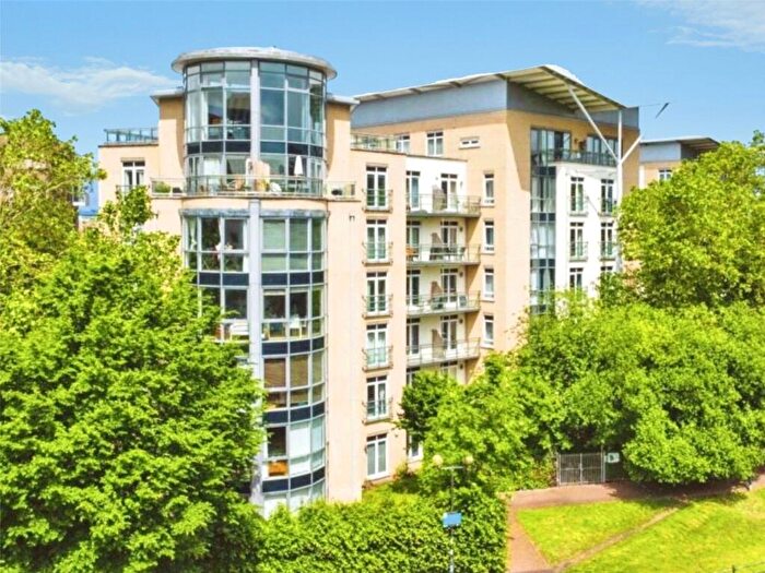 2 Bedroom Apartment For Sale In Kenavon Drive, Reading, Berkshire, RG1