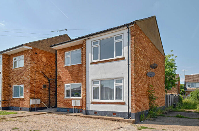 2 Bedroom Maisonette For Sale In Hurstwood Avenue, Pilgrims Hatch, Brentwood, Essex, CM15