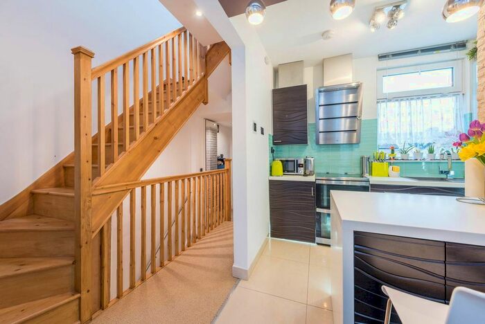 3 Bedroom Flat To Rent In Connaught Road, Ealing, London, W13