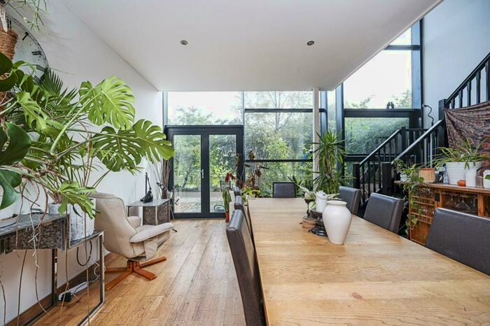 3 Bedroom Flat To Rent In Roach Road, Bow, London, E3