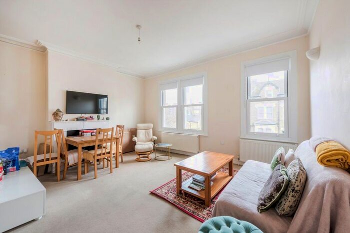 3 Bedroom Flat To Rent In Dempster Road, Wandsworth, London, SW18